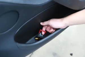 2025+ Model Y (Juniper) Için Acil Çikis Mandal