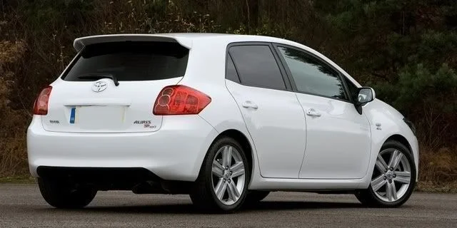 Toyota Auris Uyumlu Makyajsız Spoiler (Fiber)