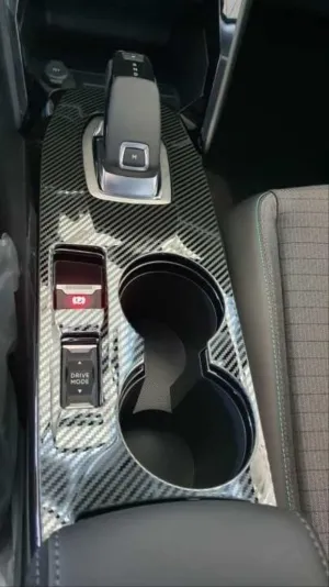 Peugeot 2008 Uyumlu Orta Konsol Kaplama - KarbonDRS Tuning kalitesiyle tanışın! Özel olarak Peugeot  model araçlar için üretilen bu ürün, otomobilinizin hatları