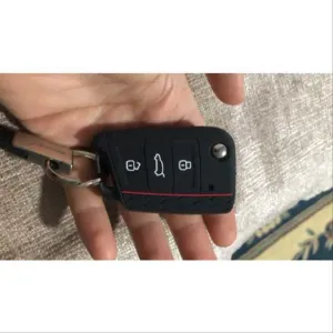 Volkswagen Sustalı Uyumlu Silikon Anahtar Kılıfı - Kırmızı Çizgili thumb 2