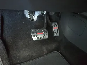 Ford Focus Uyumlu 2010-2019 Pedal Seti Kırmızı Yazılı Otomatik thumb 3