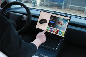 2025+ MODEL Y (JUNIPER) IÇIN  EKRAN AÇI APARATI - Görsel 2